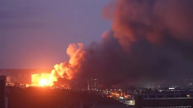 Vào ngày 30/10, Nga đã phát động một cuộc tấn công lớn bằng tên lửa và UAV tự sát tầm xa vào Ukraine. Kiev lưu ý rằng một cuộc tấn công tương tự đã diễn ra vào ngày 5/10. Theo Yuriy Ignat, người phát ngôn của Bộ Tư lệnh Phòng không - Không quân Quân đội Ukraine, cho biết quân đội Nga đã tấn công Ukraine bằng gần 700 UAV tự sát và tên lửa các loại. (nguồn ảnh Military Review, Ukrinform, Kyiv Post)