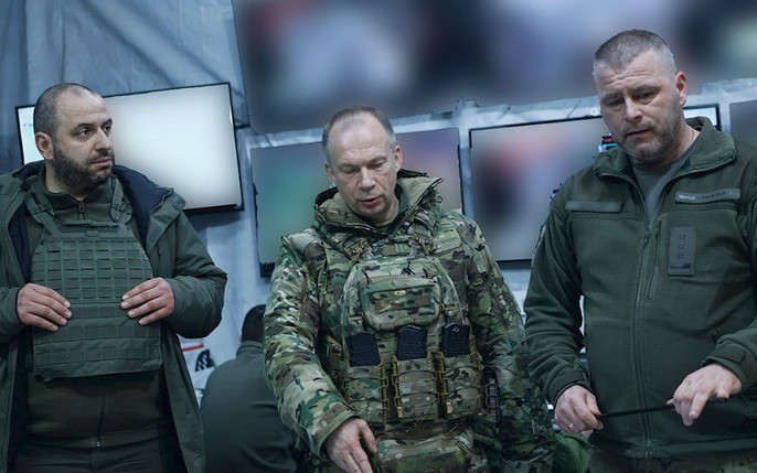 Trên trang cá nhân của mình, tướng Syrskyi cho biết, ông đã đến thăm các đơn vị đang làm nhiệm vụ chiến đấu tại khu vực Pokrovsk và Dobropolye. Tại đây tướng Syrskyi đã có các cuộc họp với các chỉ huy lữ đoàn đang phòng thủ trên các tuyến này, để thảo luận về các phương án "đánh bại" nhóm quân Nga tại đây.