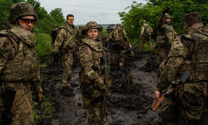 Kênh Military Summary cho biết, sự sụp đổ của hệ thống phòng thủ của AFU trong thành phố Kupyansk đã được báo cáo cách đây vài ngày. Dữ liệu từ thực địa xác nhận một bước tiến đáng kể của các đơn vị Nga và một cuộc rút lui của liên tiếp của AFU. Điều đáng chú ý là trong bối cảnh như vậy, nhưng Tổng thống Ukraine Zelensky, thông báo tình hình ở Kupyansk “vẫn đang được cải thiện?”.