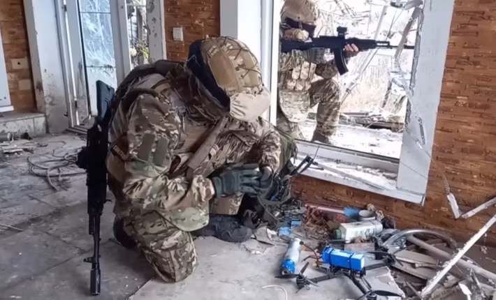 Theo một bài báo trên tờ The Financial Times (FT) của Anh, yếu tố chính dẫn đến thành công của RFAF tại khu vực Pokrovsk là sự hoạt động hiệu quả của các trắc thủ điều khiển UAV của họ. Tờ báo này lưu ý rằng, Quân đội Ukraine (AFU) hiện không còn chiếm ưu thế về số lượng UAV.