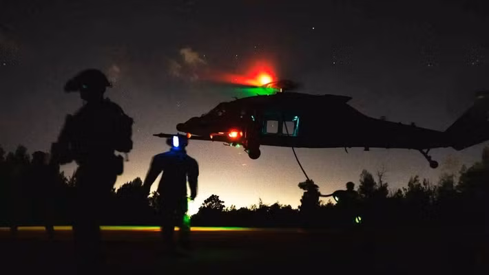 Theo thông tin do hãng thông tấn IRNA công bố, quân đội Mỹ đã điều động một máy bay tìm kiếm cứu nạn HC-130J Combat King II và các trực thăng UH-60 Black Hawk của Không quân Mỹ, để tìm kiếm phi công. Các báo cáo khác cho biết, một máy bay vận tải quân sự tầm trung và tầm xa C-130 Hercules, cũng tham gia vào cuộc tìm kiếm.