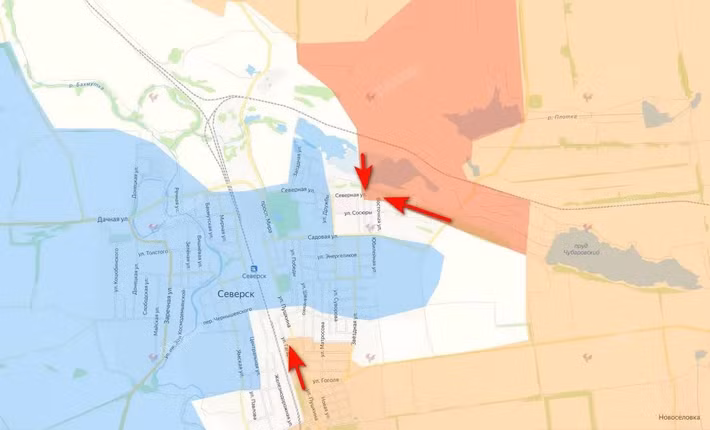 Trang Military Review đưa tin, Quân đội Nga (RFAF) đã tiến vào khu vực phía bắc thành phố Seversk (Siversk), chiếm giữ những tòa nhà đầu tiên và bắt đầu củng cố vị trí. Theo truyền thông Nga, quân phòng thủ Ukraine đang tìm cách đánh bật lực lượng tấn công của Nga khỏi các khu dân cư trong thành phố.