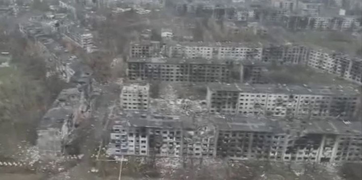 Lý do là phía đông của phía bắc Myrnohrad có khu vực nhà cao tầng lớn nhất thành phố. Trong chiến tranh đô thị, những khu vực cao tầng này thường được biến thành các pháo đài kiên cố, đóng vai trò là cốt lõi trong hệ thống phòng thủ của quân đội Ukraine.