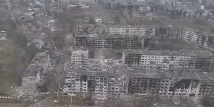 Lý do là phía đông của phía bắc Myrnohrad có khu vực nhà cao tầng lớn nhất thành phố. Trong chiến tranh đô thị, những khu vực cao tầng này thường được biến thành các pháo đài kiên cố, đóng vai trò là cốt lõi trong hệ thống phòng thủ của quân đội Ukraine.