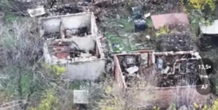 Các mũi đột kích của quân Nga đã tiến sâu vào thành phố, dọc theo khu công nghiệp và Trường Trung học Cơ sở số 14, và tiếp cận các vị trí của họ trong khu vực nhà dân riêng lẻ. Ở phía đông bắc thành phố, quân phòng thủ Ukraine đang giữ vững vị trí trong các tòa nhà cao tầng. Ở sườn phía đông của thành phố, quân Nga đã kiểm soát hầu hết các khu dân cư thấp tầng.