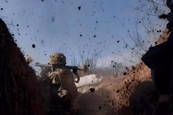 Trận chiến này từ lâu đã vượt ra khỏi phạm vi chiến tranh đô thị, trở thành cuộc đối đầu cuối cùng giữa hai hệ thống chiến tranh - khi một bên sở hữu chuỗi công nghiệp quốc phòng hoàn chỉnh và khả năng tiếp tế liên tục; trong khi bên kia chỉ dựa vào ý chí và viện trợ bên ngoài. Khiến sự thật tàn khốc của chiến tranh hiện đại đã được phơi bày.