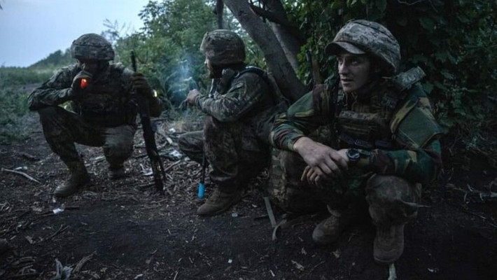 Cùng với đó là các vụ bê bối tham nhũng cấp cao thường xuyên (như binh lính tiền tuyến thiếu quần áo mùa đông), điều này càng làm suy yếu tinh thần của quân đội. Theo thống kê của Nga, đến năm 2025, số lượng binh lính Ukraine đào ngũ ở tiền tuyến sẽ vượt quá 100.000 người. Mặc dù 15.000 robot chiến đấu do phương Tây cung cấp có thể đóng vai trò là "đội giám sát trên không", nhưng chúng không thể ngăn chặn sự sụp đổ tinh thần.