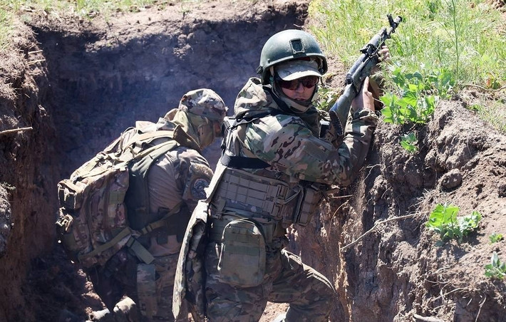 Về phía tây bắc, sau các cuộc tấn công thất bại trước đó, các nhóm xung kích của Nga một lần nữa tiến vào quận Masliakivka của Lyman và củng cố ở nửa phía đông. Hoạt động rà phá bom mìn vẫn tiếp tục ở phía tây quận. Tổng cộng, trong ít ngày qua, đã có thêm 24,5km² bị quân Nga tràn ngập.