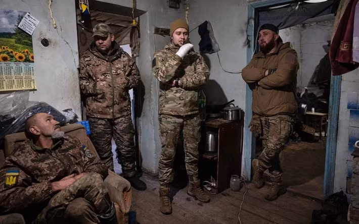 Quân đội Ukraine hiện đang thiếu quân nghiêm trọng; ở mặt trận Pokrovsk, họ chủ yếu dựa vào UAV FPV để phòng thủ và tấn công. Còn chiến thuật của Nga ở Pokrovsk sử dụng một số lượng lớn bộ binh trang bị vũ khí hạng nhẹ, sử dụng xe máy;