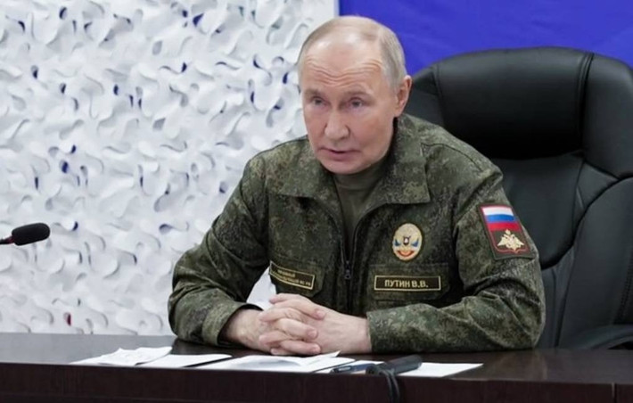 Trong khi đó, cuộc đấu tranh ngoài chiến trường cũng đang leo thang. Tổng thống Nga Putin, trong một chuyến thị sát tiền tuyến, đã cảnh báo về một "giải pháp quân sự" và tuyên bố kiểm soát thành phố lớn thứ hai của tỉnh Zaporizhzhia. Còn tổng thống Zelenskyy khẩn trương đến Mỹ, để cố gắng thúc đẩy một kế hoạch hòa bình đã "hoàn thành 90%". Tuy nhiên, Nga nhanh chóng dội gáo nước lạnh vào điều này, tuyên bố rằng bản dự thảo của Ukraine "khác biệt về cơ bản" so với nội dung của các cuộc đàm phán Nga-Mỹ.