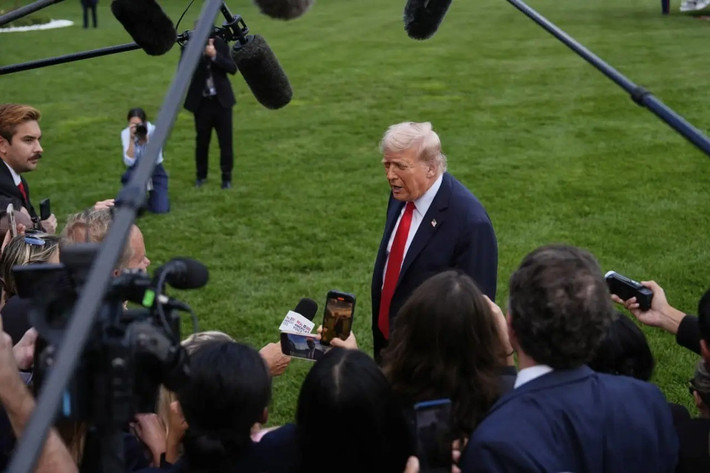 Trong cuộc họp báo chung với Thủ tướng Nhật Bản Sanae Takaichi, khi trả lời các phóng về khả năng triển khai quân đội Mỹ đến Iran, hoặc tăng cường quân số cho một chiến dịch trên bộ, Tổng thống Mỹ Donald Trump trả lời rằng, ông không có ý định điều quân đến Trung Đông, và nếu có, chắc chắn ông sẽ không nói với các phóng viên biết về điều đó.