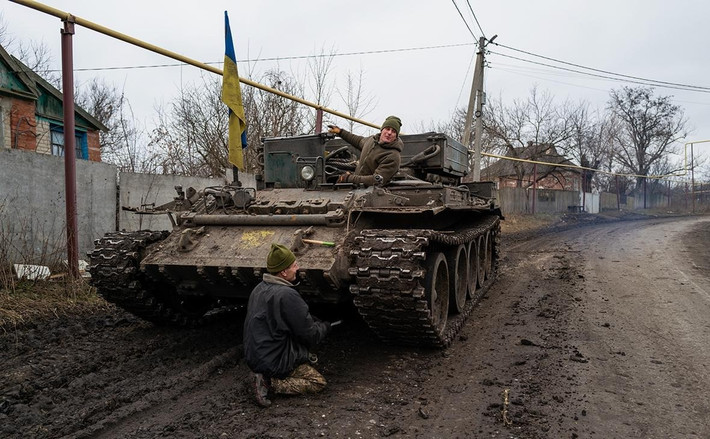 Trang Military Review của Nga đưa tin, một tiểu đoàn chiến đấu của quân đội Ukraine (AFU), đã bị bao vây trong khu vực ở phía nam thành phố Seversk. Quân Ukraine ở đây đang chờ lệnh rút lui, trong khi quân đội Nga (RFAF) tiếp tục siết chặt vòng vây quanh các vị trí phòng ngự của AFU.