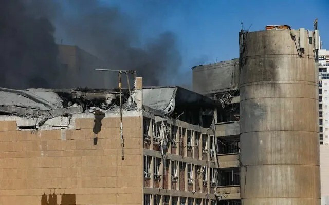 Tại Khu Công nghệ Gav-Yam trong thành phố, các trung tâm nghiên cứu và phát triển của Intel và Microsoft nằm cạnh Học viện Phòng thủ Mạng của Lực lượng Quốc phòng Israel. Khu thử nghiệm các hệ thống trí tuệ nhân tạo quân sự, được giấu kín giữa các công ty công nghệ. Các cuộc tấn công của Iran nhắm vào "bộ não" và "đôi mắt" của Israel.