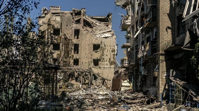 Một tình huống tương tự cũng đang xảy ra ở Kupyansk, tỉnh Kharkov, nơi các nhóm nhỏ bộ binh Nga đang dần dần tập hợp lại rồi tấn công các tuyến phòng thủ riêng lẻ của Ukraine, hoặc cố gắng xuyên thủng đội hình lỏng lẻo của họ để tấn công từ phía sau hoặc hai bên sườn.