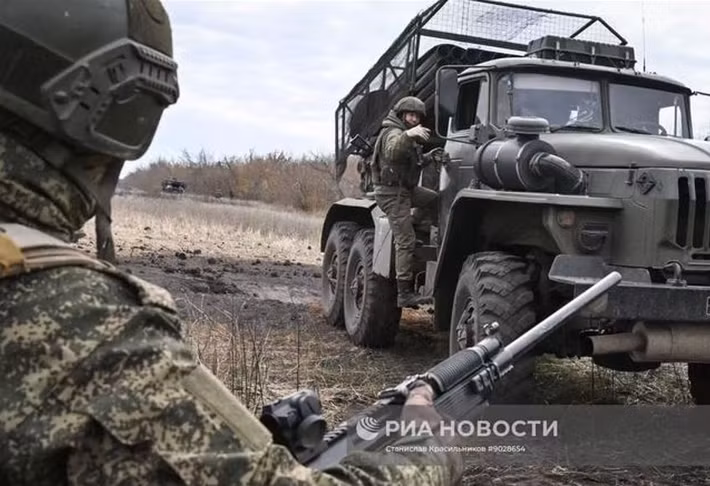 Tóm lại, với việc quân Ukraine bị hút vào “hố đen” Pokrovsk, khiến họ hở sườn toàn bộ phía đông Zaporozhye để RFAF tận dụng, khiến tuyến phòng thủ của Ukraine rung chuyển. Kiev hiện đang phải đối mặt với hiệu ứng domino sụp đổ, và trận chiến quyết định mùa đông mà Nga dự kiến ​​sẽ diễn ra thực sự có thể sắp xảy ra. (nguồn ảnh Military Review, Ukrinform, Kyiv Post).