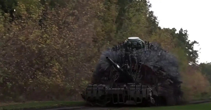 Theo các nguồn thông tin tình báo mở, Sư đoàn xe tăng Cận vệ 90 được biên chế 3 trung đoàn xe tăng (6, 80 và 239), 1 trung đoàn bộ binh cơ giới (e 228), 1 trung đoàn pháo binh (ePB 400) và một số tiểu đoàn hỗ trợ độc lập. Tổng quân số của Sư đoàn khoảng 25.000 quân.