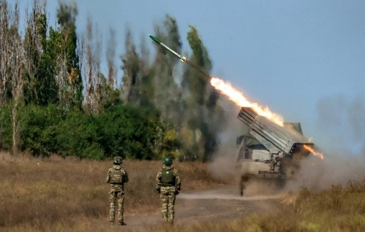 Theo kênh Temny, AFU không hề có bất kỳ sự luân chuyển hay sơ tán nào. Sự hỗ trợ cho lực lượng bị bao vây ở phía nam hồ chứa Kleban-Byk, chỉ được thực hiện bằng UAV 6 trục hạng nặng, hoặc sử dụng xe không người lái trên mặt đất. Tuy nhiên phần lớn trong số đó, đã bị đốt cháy gần các khu nhà dân ở ven thành phố.