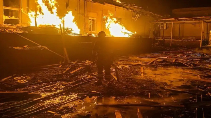 Điểm mấu chốt là với UAV Geran-3, độ chính xác trong đòn tấn công được tăng cường, có thể tấn công trực tiếp vào các tuyến đường sắt hẹp và các toa tàu hỏa. Chỉ trong một đêm, lực lượng Nga đã tấn công các hệ thống đường sắt và đầu mối đường sắt ở bốn tỉnh của Ukraine, bao gồm các ga tàu ở tỉnh Nikolaev và Kirovograd, buộc các đoàn tàu quân sự Ukraine phải dừng hoạt động.