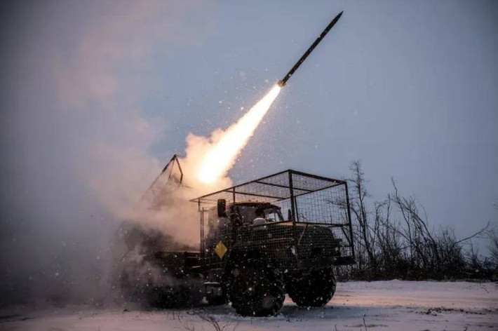 Trong khi đó, ở phía bên trái, từ con đường Bakhmut-Seversk, cuộc tấn công của AFU về phía Nikiforovka đã tăng cường. Điều này dường như là một nỗ lực, nhằm chọc thủng các tuyến phòng thủ kiên cố mà AFU đã xây dựng trước đó. Tuy nhiên do thiếu quân số, hệ thống phòng thủ của AFU đang dần suy yếu.