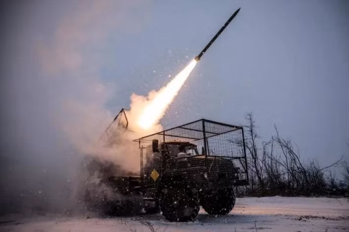 Số phận của Konstantinovka vượt ra ngoài phạm vi của một trận chiến đơn lẻ. Nó phản ánh ba sự thật lớn của chiến tranh hiện đại: Thứ nhất, năng lực công nghiệp quyết định tính bền vững của một cuộc chiến: lượng đạn pháo mà RFAF tiêu thụ mỗi ngày tương đương với sản lượng hàng tháng của toàn bộ các nước viện trợ cho Ukraine;