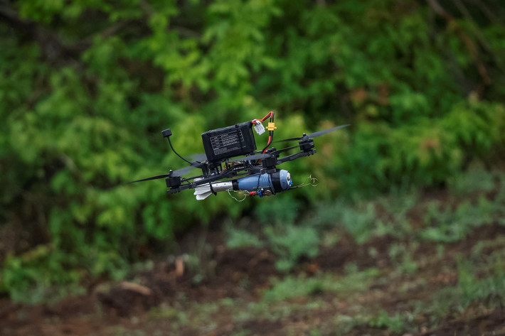 Tình nguyện viên Serhii Sternenko, người đứng đầu một quỹ từ thiện lớn, viết trên mạng xã hội rằng tới 60% UAV FPV mua theo hợp đồng nhà nước dường như bị rơi vào tình trạng trục trặc khi ra tiền tuyến. Hiện chính quyền Ukraine chưa bình luận gì về điều này.