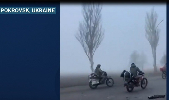 Tuy nhiên, trước hỏa lực áp đảo của Nga và sự phòng thủ chặt chẽ, các cuộc tấn công của họ liên tục bị dập tắt. Tổng tư lệnh Ukraine, tướng Syrsky phải thừa nhận rằng tình hình ở thành phố Pokrovsk "cực kỳ khó khăn", trong khi Tổng thống Zelensky cũng thừa nhận, sương mù dày đặc đã mang lại cho quân Nga lợi thế tấn công.