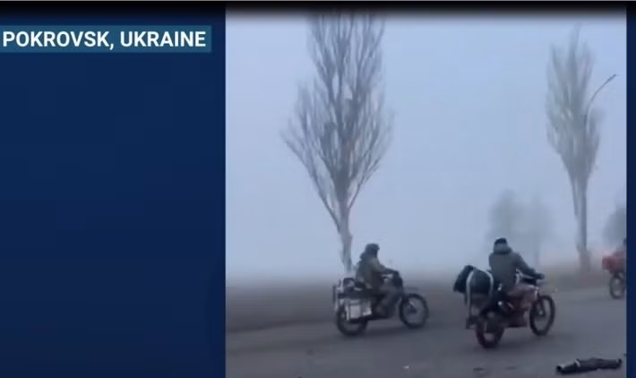 Tuy nhiên, trước hỏa lực áp đảo của Nga và sự phòng thủ chặt chẽ, các cuộc tấn công của họ liên tục bị dập tắt. Tổng tư lệnh Ukraine, tướng Syrsky phải thừa nhận rằng tình hình ở thành phố Pokrovsk "cực kỳ khó khăn", trong khi Tổng thống Zelensky cũng thừa nhận, sương mù dày đặc đã mang lại cho quân Nga lợi thế tấn công.