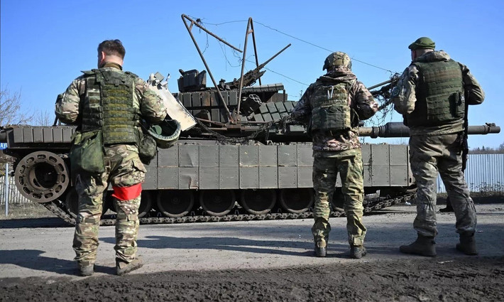 Tương tự như vậy, nếu Moscow quyết định loại bỏ Tổng thống Zelensky bằng một đòn tấn công, họ có thể phải đối mặt với những hậu quả ngoại giao nghiêm trọng hơn và thậm chí kích hoạt viện trợ quân sự quy mô lớn hơn từ các nước phương Tây cho Ukraine.