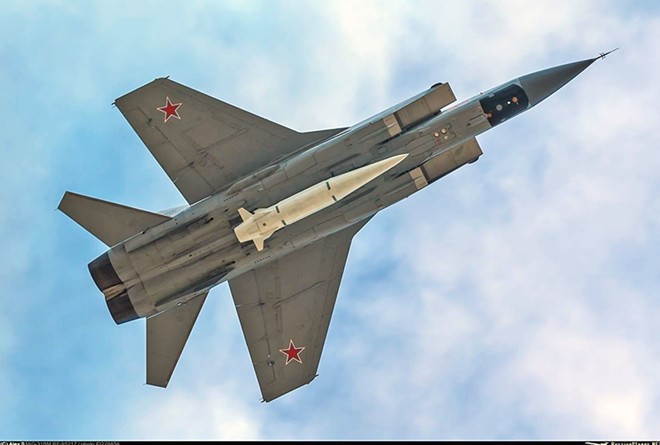 Tên lửa siêu thanh Kinzhal, được phóng đi từ chiến đấu cơ MiG-31K, đã bổ nhào với tốc độ Mach 10. "Lưỡi kiếm khí" này, di chuyển với tốc độ hơn 3.400 mét/giây, đã cơ động trong suốt quỹ đạo để tránh bị radar phát hiện, cuối cùng tấn công mục tiêu bằng một đường tiếp cận gần như thẳng đứng.