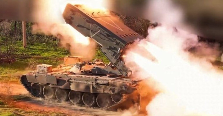 Khi phát hiện trận địa phòng không của AFU, máy bay chiến đấu Su-34 ngay lập tức thả bom lượn có điều khiển với độ chính xác dưới 5 mét, phá hủy khả năng phòng không của Ukraine. Tiếp sau đó là hỏa lực pháo binh, bom lượn và pháo nhiệt áp trút xuống các trận địa phòng ngự, khiến binh lính tiền tuyến rơi vào hỗn loạn, loại bỏ hoàn toàn cơ hội phản công của họ.