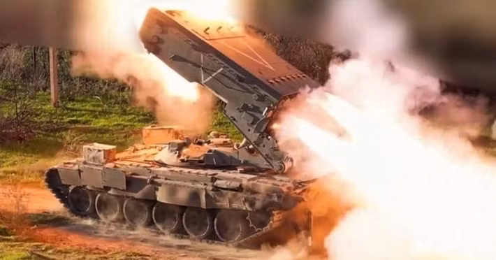 Khi phát hiện trận địa phòng không của AFU, máy bay chiến đấu Su-34 ngay lập tức thả bom lượn có điều khiển với độ chính xác dưới 5 mét, phá hủy khả năng phòng không của Ukraine. Tiếp sau đó là hỏa lực pháo binh, bom lượn và pháo nhiệt áp trút xuống các trận địa phòng ngự, khiến binh lính tiền tuyến rơi vào hỗn loạn, loại bỏ hoàn toàn cơ hội phản công của họ.