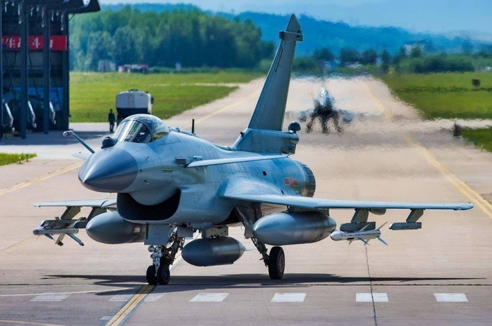 Việc đưa vào sử dụng 42 máy bay chiến đấu mới ngay từ đầu, có nghĩa là Indonesia phải xây dựng một hệ thống hỗ trợ hoàn toàn mới và chi phí cho mọi thứ, từ đào tạo phi công đến kho phụ tùng thay thế, đều cao hơn nhiều so với chi phí mua máy bay chiến đấu. Điều này gần như không thể chấp nhận được đối với người Indonesia, vốn nổi tiếng là có tính chi tiêu tiết kiệm. (nguồn ảnh Sohu, Wikipedia, Antara, KBR).