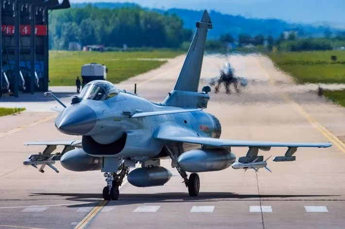 Việc đưa vào sử dụng 42 máy bay chiến đấu mới ngay từ đầu, có nghĩa là Indonesia phải xây dựng một hệ thống hỗ trợ hoàn toàn mới và chi phí cho mọi thứ, từ đào tạo phi công đến kho phụ tùng thay thế, đều cao hơn nhiều so với chi phí mua máy bay chiến đấu. Điều này gần như không thể chấp nhận được đối với người Indonesia, vốn nổi tiếng là có tính chi tiêu tiết kiệm. (nguồn ảnh Sohu, Wikipedia, Antara, KBR).