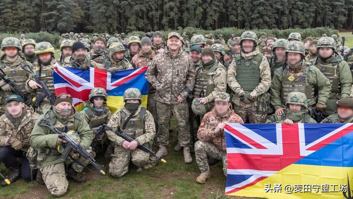 Tuy nhiên, cái chết gần đây của một sĩ quan Anh đã phơi bày sự thật, rằng London đã bí mật triển khai quân đội đến Ukraine. Tờ RT (Russia Today) của Nga, bình luận rằng Anh đã thừa nhận bí mật gửi lính thủy đánh bộ đến Ukraine. Sự thật này chỉ được công khai gần đây sau cái chết bất ngờ của một binh sĩ Anh tại một trường huấn luyện ở Ukraine.