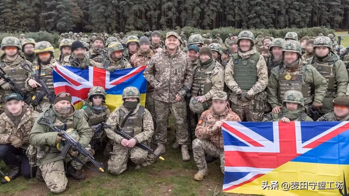 Tuy nhiên, cái chết gần đây của một sĩ quan Anh đã phơi bày sự thật, rằng London đã bí mật triển khai quân đội đến Ukraine. Tờ RT (Russia Today) của Nga, bình luận rằng Anh đã thừa nhận bí mật gửi lính thủy đánh bộ đến Ukraine. Sự thật này chỉ được công khai gần đây sau cái chết bất ngờ của một binh sĩ Anh tại một trường huấn luyện ở Ukraine.