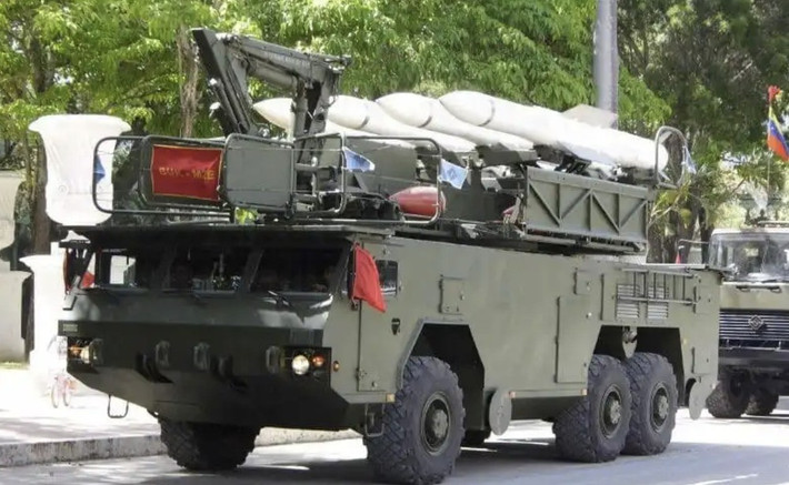 Một điều bất ngờ với các nhà quân sự, đó là các hệ thống phòng không hiện đại, từng được quảng bá rầm rộ của Venezuela, về cơ bản không được kết nối khi lực lượng đặc nhiệm Mỹ tiến vào bầu trời thủ đô Caracas. Những hệ thống này có thể đã không hoạt động suốt nhiều năm.