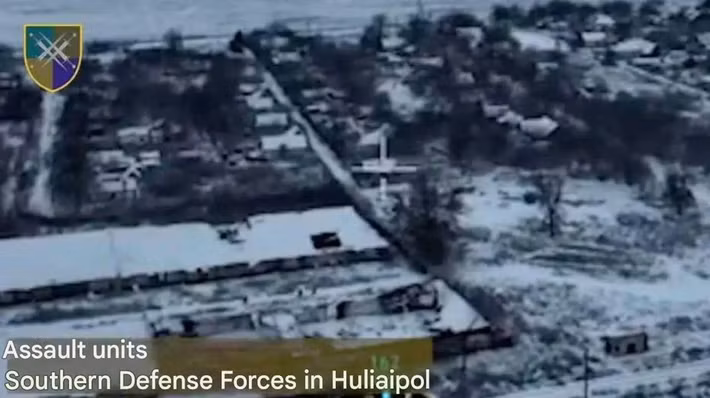 Các chuyên gia Ukraine tin rằng, họ sẽ không có đủ thời gian để đổ bê tông, và RFAF sẽ phá hủy tuyến phòng thủ xây dựng gấp trên thảo nguyên bằng phẳng, bằng hỏa lực pháo binh, UAV FPV và bom FAB UMPK, như họ đã thường xuyên tiến hành.