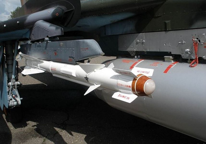 Theo các chuyên gia Nga, R-60 là tên lửa không đối không tầm ngắn với đầu dò hồng ngoại, dẫn đường theo nguyên lý “bắn và quên”. Theo thông tin của Podolyaka, hiện Nga đang có một số lượng lớn tên lửa R-60, được sản xuất từ thời Liên Xô và đang lưu trữ trong các kho.