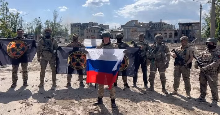 Cuộc tiến công này của Nga thể hiện một cách tiếp cận hoàn toàn khác so với chiến dịch Bakhmut. Năm 2023, quân đội Nga đã phát động một cuộc tấn công ồ ạt vào Bakhmut bằng quân số áp đảo và hỏa lực pháo binh hạng nặng; cuối cùng chiếm được thành phố, nhưng phải trả giá đắt.