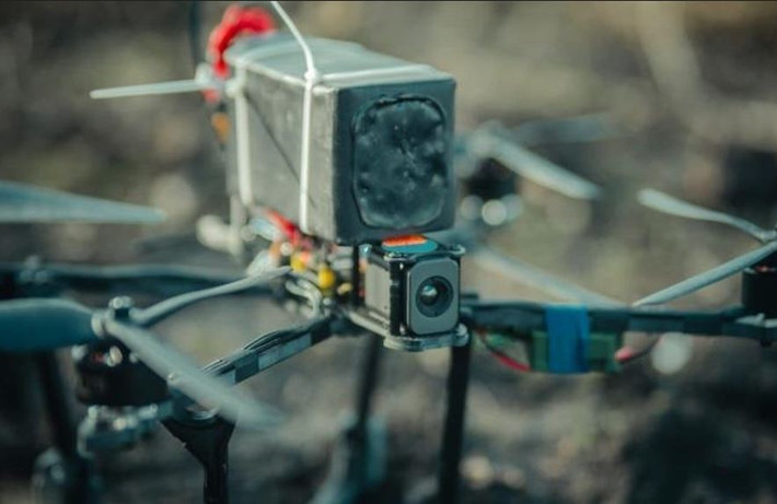 Tại các bãi huấn luyện bên ngoài Kiev, các cố vấn quân sự Ba Lan đã được nhìn thấy khi đang hướng dẫn binh sĩ Ukraine sử dụng UAV mới, mà Ba Lan vừa phát triển. Có thể Ba Lan sẽ tận dụng chiến trường Ukraine, để thử nghiệm thực chiến UAV của họ, thông qua đối tác AFU.