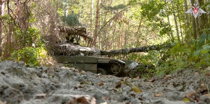 Nhưng hiện tại, nguồn cung hậu cần của Myrnohrad đã bị phân tán, vậy làm sao họ có thể có thêm vật chất hậu cần, vũ khí cho Lisivka? Lực lượng Ukraine dọc tuyến này khó có thể cầm cự được lâu hơn nữa. Nhưng quân Nga cũng không thể tiến nhanh, do các bãi mìn của AFU tại khu vực này được bố trí dày đặc.