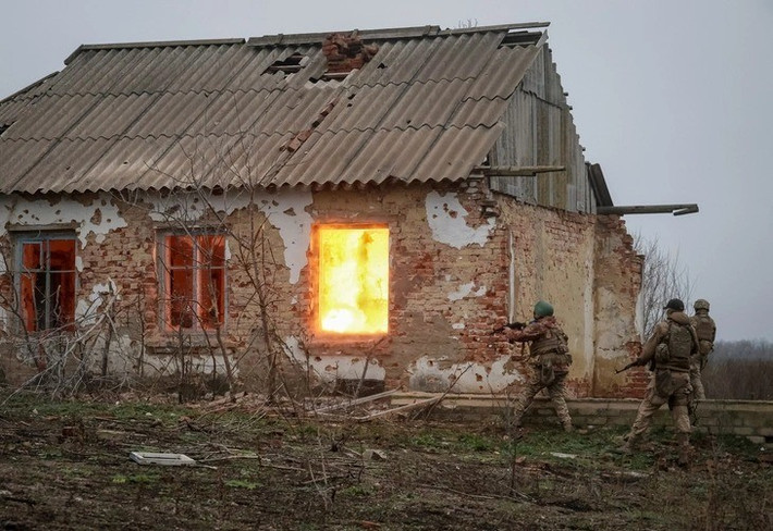 Cuộc chiến thông tin về “giành quyền kiểm soát Pokrovsk và các thị trấn xung quanh”, đã trở thành một chiến trường thứ hai bên ngoài chiến trường chính, với các thông tin bị che phủ bởi “sương mù chiến tranh”. Đầu tháng 12, Moskva đầu tiên tuyên bố kiểm soát Pokrovsk, nhưng Kiev ngay lập tức bác bỏ, khẳng định rằng quân Ukraine vẫn đang tiến hành các hoạt động tấn công và phòng thủ trong thành phố và các khu vực xung quanh.