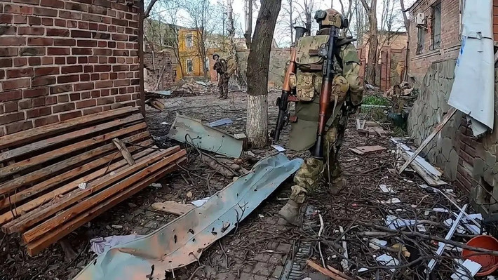 Hơn nữa, một loạt tín hiệu, chẳng hạn như "khôi phục lại tên địa danh ban đầu" và "hủy bỏ việc áp dụng luật pháp Ukraine", cũng cho thấy Moskva đang coi khu vực này là "khu vực kiểm soát vĩnh viễn", và logic hậu chiến của họ đã chuyển từ "chiếm đóng quân sự" sang "hội nhập quốc gia".