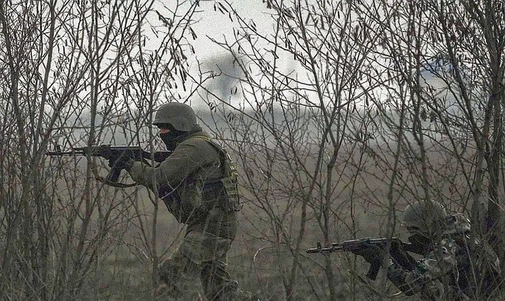 Tuy nhiên, việc triển khai quân phân tán của AFU đồng nghĩa với việc họ chỉ có thể bảo vệ các tiền đồn then chốt, nhỏ, rải rác; nên có rất nhiều điểm yếu. Sau đó, RFAF bắt đầu triển khai các đợt tấn công xâm nhập đa điểm bằng các đơn vị bộ binh nhỏ, đi xe máy tốc độ cao, tấn công trực tiếp vào các vị trí này.