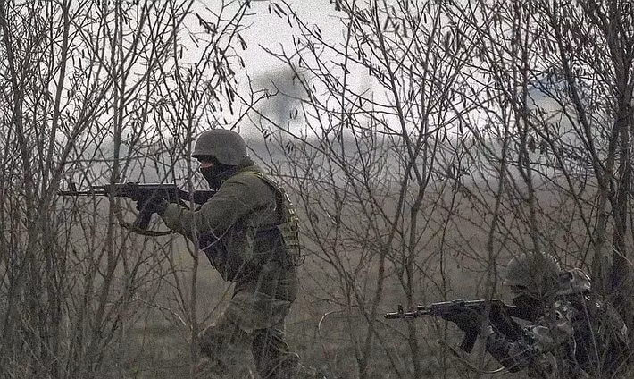 Bước 1: "Sự xâm nhập ma quái" của đơn vị trinh sát: RFAF đã triển khai hàng trăm đội trinh sát, mỗi đội từ 3-5 người, mặc thường phục, mang theo khí tài quan sát ảnh nhiệt và radio mã hóa, di chuyển như những bóng ma giữa đống đổ nát.