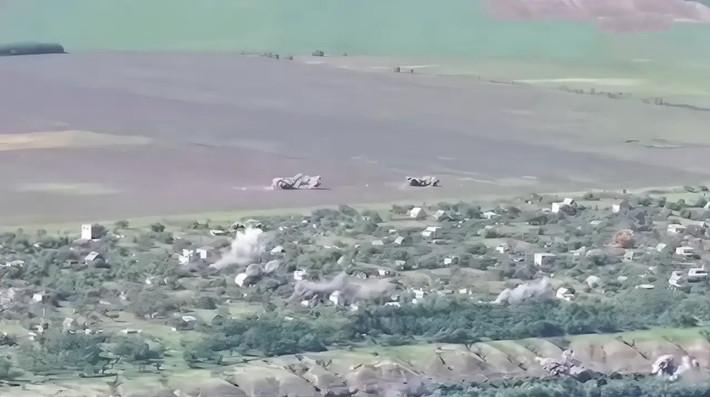 Tuy nhiên, trong một thời gian, các đơn vị Ukraine vẫn có thể bảo vệ Pokrovsk và Myrnohrad nhờ tiếp tế bằng những con đường mòn qua các cánh đồng và sự hỗ trợ của UAV hạng nặng chở hàng. Vấn đề là ở giai đoạn giao tranh hiện tại, ngay cả việc cắt đứt các tuyến đường chính cũng không đồng nghĩa với việc quân phòng thủ bị bao vây hoàn toàn.