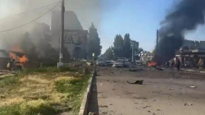 Dù là xe tải hạng nặng chở đạn pháo hay xe bán tải nhỏ chở hàng tiếp tế, bất kỳ phương tiện nào đi vào con đường này đều sẽ bị máy bay không người lái dẫn đường bằng sợi quang của Nga nhắm bắn chính xác, không ai thoát khỏi thương vong.