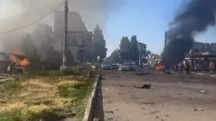 Dù là xe tải hạng nặng chở đạn pháo hay xe bán tải nhỏ chở hàng tiếp tế, bất kỳ phương tiện nào đi vào con đường này đều sẽ bị máy bay không người lái dẫn đường bằng sợi quang của Nga nhắm bắn chính xác, không ai thoát khỏi thương vong.