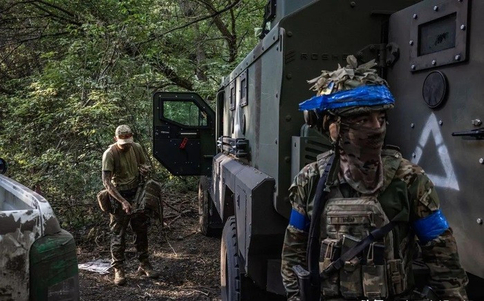 Để bù đắp, Quân đoàn 17 đã phải đưa các tiểu đoàn binh lính là phạm nhân vào chiến đấu, nhằm giữ vững vùng đồng bằng. Nếu RFAF tiếp tục tiến về Zaporizhzhia, họ có thể chiếm được nhà máy Motor Sich nổi tiếng. Tọa lạc tại vùng Zaporizhzhia, nhà máy này từng là cơ sở sản xuất động cơ máy bay và tua-bin khí công nghiệp nổi tiếng thế giới thời Liên Xô. (nguồn ảnh RIA Novosti, Ukrinform).