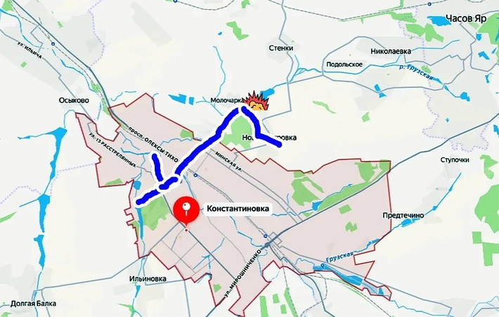 Trong tình huống này, phần lớn lực lượng Ukraine đồn trú trong thành phố Kostiantynivka, sẽ hoàn toàn bị cắt đứt nguồn tiếp tế không chỉ từ phía bắc mà còn từ phía tây. Trên bản đồ, đường màu xanh đánh dấu đoạn kênh hẹp ban đầu của sông Gruzskaya, chảy qua thành phố từ bắc xuống nam.
